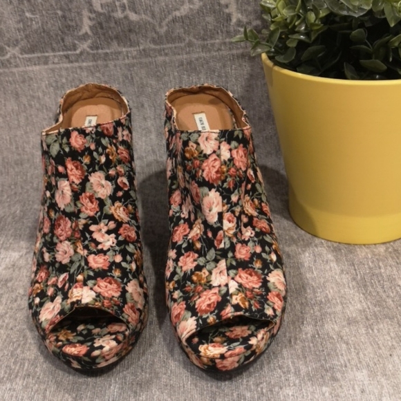 Kimchi Blue Floral Geo Mules - Picture 2 of 5